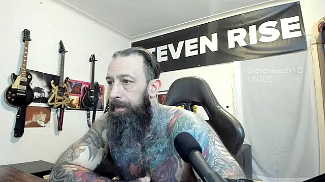 Snapshot of StevenRiseNYC chatting on 10/02/25, 02:13 StevenRiseNYC online show from 10/02/25, 02:13