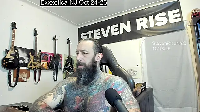 Snapshot of StevenRiseNYC chatting on 10/17/25, 01:20 StevenRiseNYC online show from 10/17/25, 01:20