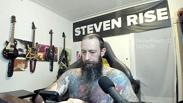 Snapshot of StevenRiseNYC chatting on 10/30/25, 01:07 StevenRiseNYC online show from 10/30/25, 01:07