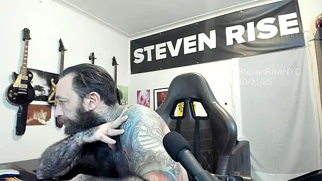 Snapshot of StevenRiseNYC chatting on 10/31/25, 02:40 StevenRiseNYC online show from 10/31/25, 02:40