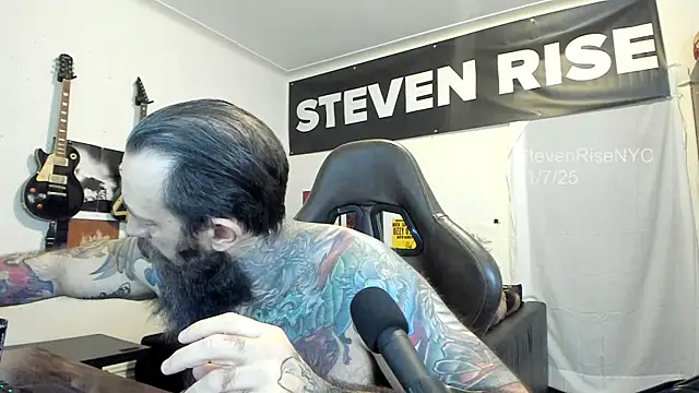 Snapshot of StevenRiseNYC chatting on 11/07/25, 03:12 StevenRiseNYC online show from 11/07/25, 03:12