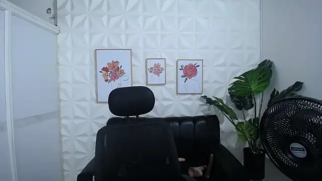 Snapshot of Valentinaa_mature chatting on 03/13/25, 09:16 Valentinaa mature online show from 03/13/25, 09:16