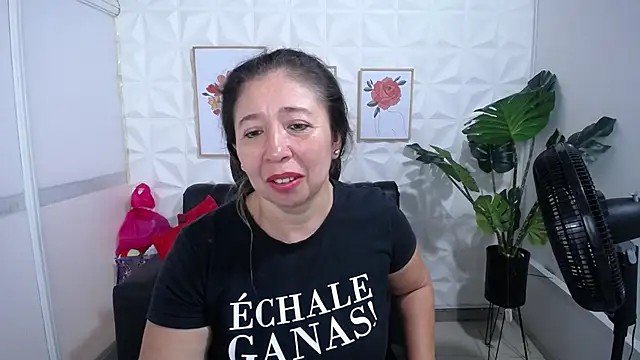 Snapshot of Valentinaa_mature chatting on 03/14/25, 07:23 Valentinaa mature online show from 03/14/25, 07:23