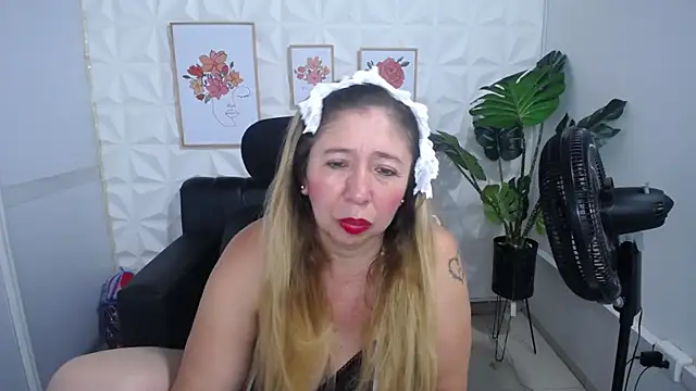 Snapshot of Valentinaa_mature chatting on 03/23/25, 12:04 Valentinaa mature online show from 03/23/25, 12:04