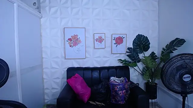 Snapshot of Valentinaa_mature chatting on 09/20/25, 10:44 Valentinaa mature online show from 09/20/25, 10:44