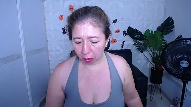 Snapshot of Valentinaa_mature chatting on 10/12/25, 09:03 Valentinaa mature online show from 10/12/25, 09:03