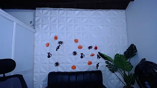 Snapshot of Valentinaa_mature chatting on 10/17/25, 10:34 Valentinaa mature online show from 10/17/25, 10:34