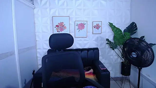 Snapshot of Valentinaa_mature chatting on 10/27/25, 10:25 Valentinaa mature online show from 10/27/25, 10:25