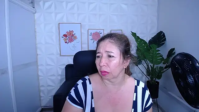 Snapshot of Valentinaa_mature chatting on 10/29/25, 10:00 Valentinaa mature online show from 10/29/25, 10:00