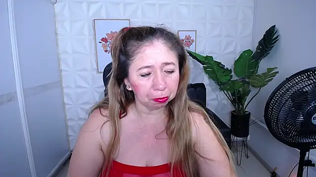 Snapshot of Valentinaa_mature chatting on 11/12/25, 12:44 Valentinaa mature online show from 11/12/25, 12:44