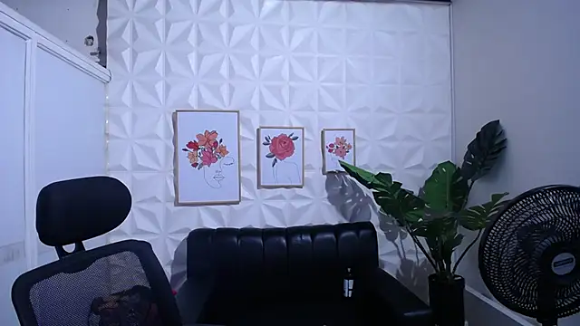 Snapshot of Valentinaa_mature chatting on 11/14/25, 11:13 Valentinaa mature online show from 11/14/25, 11:13