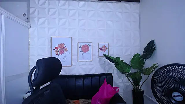 Snapshot of Valentinaa_mature chatting on 11/29/25, 02:03 Valentinaa mature online show from 11/29/25, 02:03