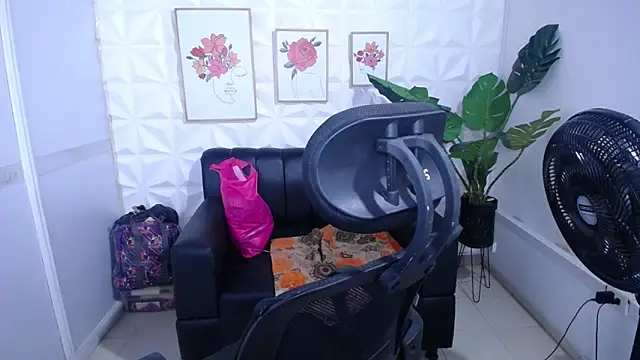 Snapshot of Valentinaa_mature chatting on 11/30/25, 04:49 Valentinaa mature online show from 11/30/25, 04:49