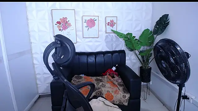 Snapshot of Valentinaa_mature chatting on 12/20/25, 03:46 Valentinaa mature online show from 12/20/25, 03:46