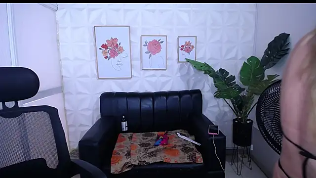 Snapshot of Valentinaa_mature chatting on 01/16/26, 07:18 Valentinaa mature online show from 01/16/26, 07:18