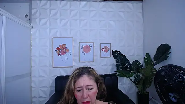 Snapshot of Valentinaa_mature chatting on 02/23/26, 08:39 Valentinaa mature online show from 02/23/26, 08:39