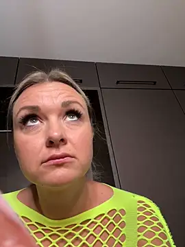 Snapshot of Bella-Tight chatting on 10/29/25, 07:10 Bella-Tight online show from 10/29/25, 07:10