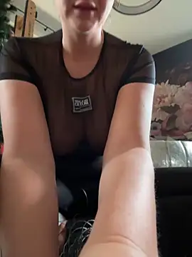 Snapshot of Bella-Tight chatting on 11/20/25, 09:20 Bella-Tight online show from 11/20/25, 09:20