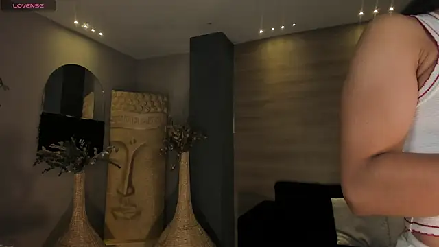 Snapshot of LizzHamilton__ chatting on 12/19/25, 09:33 LizzHamilton online show from 12/19/25, 09:33