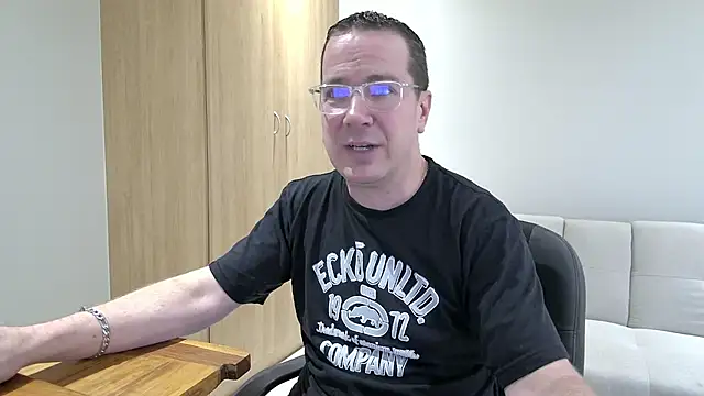 BrettJ81 online show from 10/31/25, 02:51