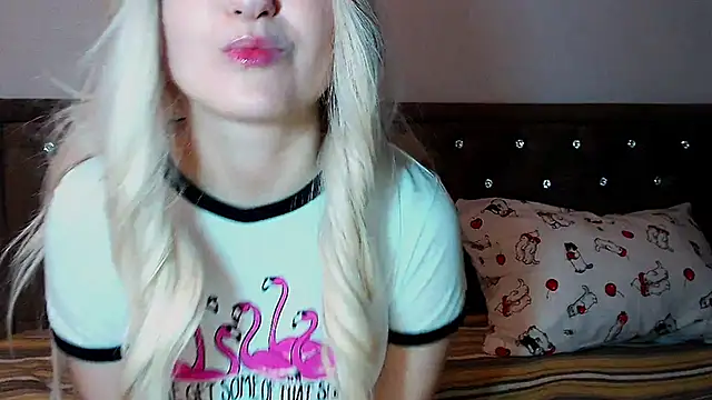 Snapshot of Sara4uu chatting on 09/15/25, 12:32 Sara4uu online show from 09/15/25, 12:32