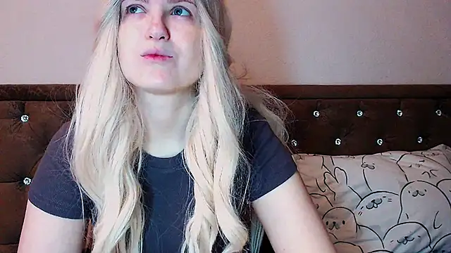 Snapshot of Sara4uu chatting on 11/23/25, 12:32 Sara4uu online show from 11/23/25, 12:32