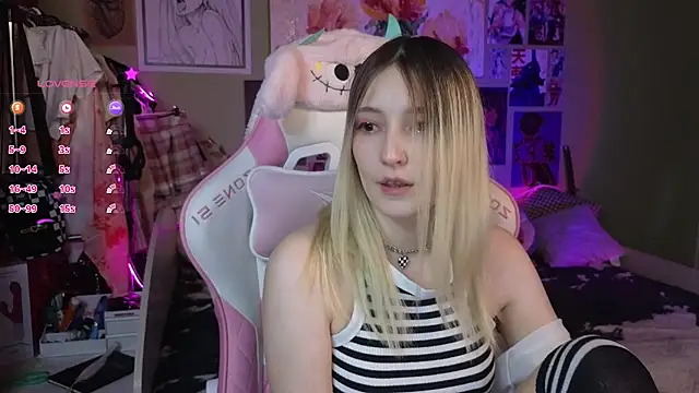 Snapshot of Evie_Ro chatting on 01/08/25, 12:17 Evie Ro online show from 01/08/25, 12:17