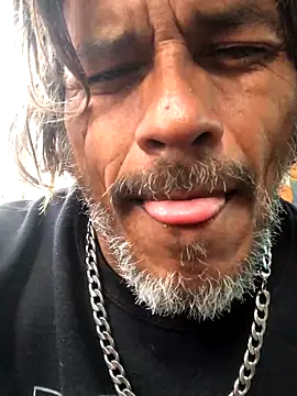 Snapshot of kvr27 chatting on 10/26/25, 12:22 kvr27 online show from 10/26/25, 12:22