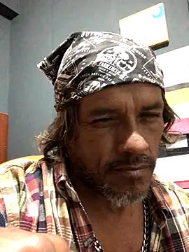 Snapshot of kvr27 chatting on 11/21/25, 12:43 kvr27 online show from 11/21/25, 12:43