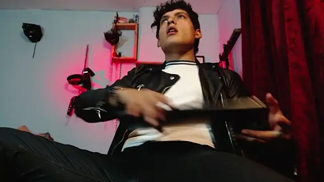 dom2travelersss online show from 10/13/25, 11:49