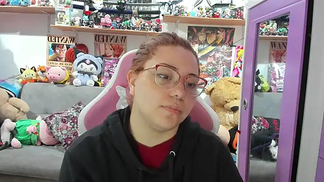 Snapshot of soficammy chatting on 12/15/25, 10:47 soficammy online show from 12/15/25, 10:47