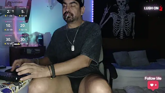 soyelcarlitos  online show from 09/23/25, 04:37