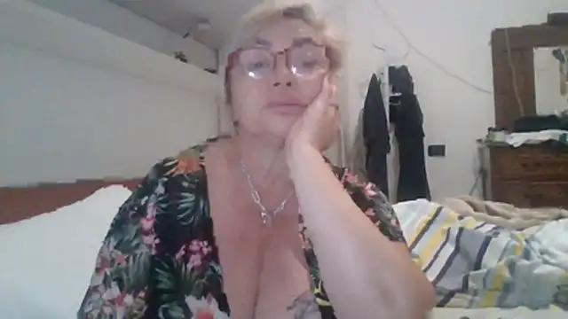 Snapshot of LindaL chatting on 11/19/25, 01:11 LindaL online show from 11/19/25, 01:11