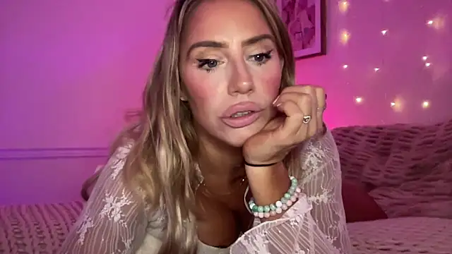 Snapshot of Fitnessbabe69 chatting on 11/10/25, 09:19 Fitnessbabe69 online show from 11/10/25, 09:19