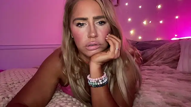 Snapshot of Fitnessbabe69 chatting on 11/16/25, 08:42 Fitnessbabe69 online show from 11/16/25, 08:42