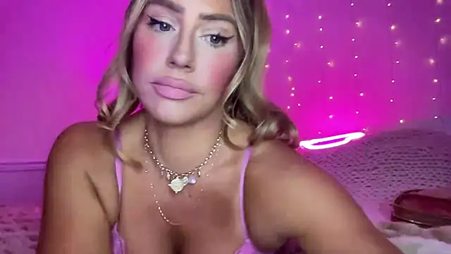 Snapshot of Fitnessbabe69 chatting on 11/25/25, 01:44 Fitnessbabe69 online show from 11/25/25, 01:44